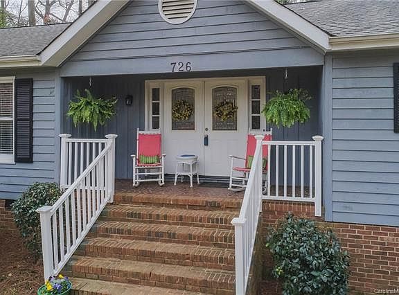 2nd image of 726 Knollwood Ct