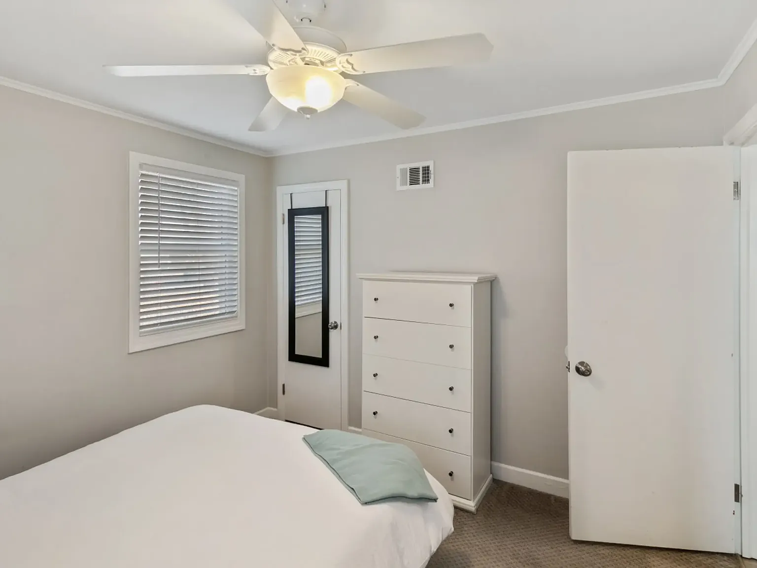 3 bed, 1392 sqft, $5,000 — Photo 4