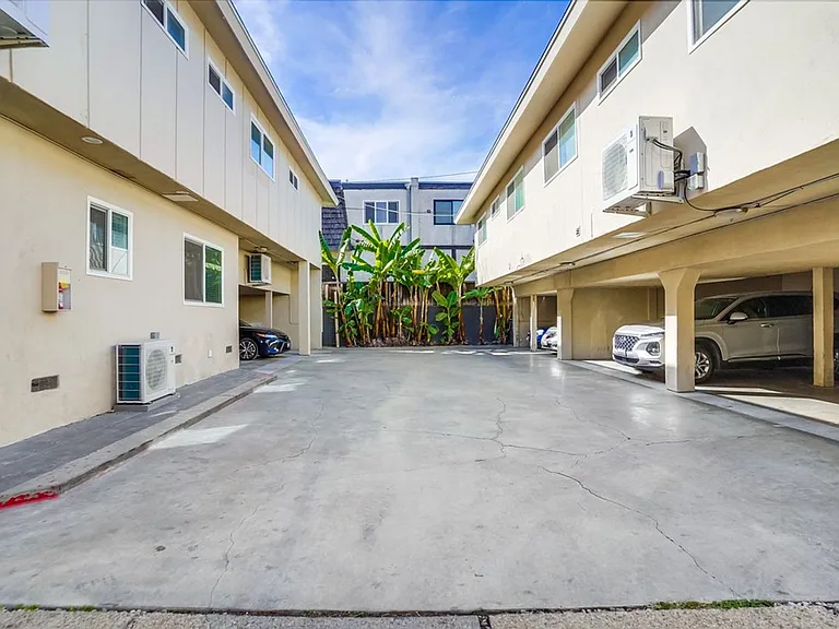 Retro Style Apartment Building with Pool and Gym - Secure, Modern and Lease-Ready! — Photo 25