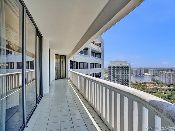 3rd image of 3000 Island Blvd APT 3003