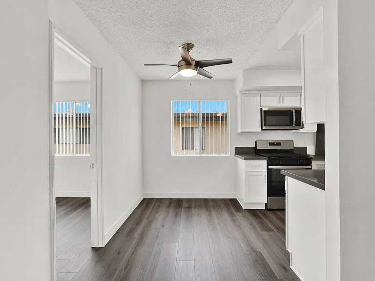 Sunset Square Apartments — Photo 14