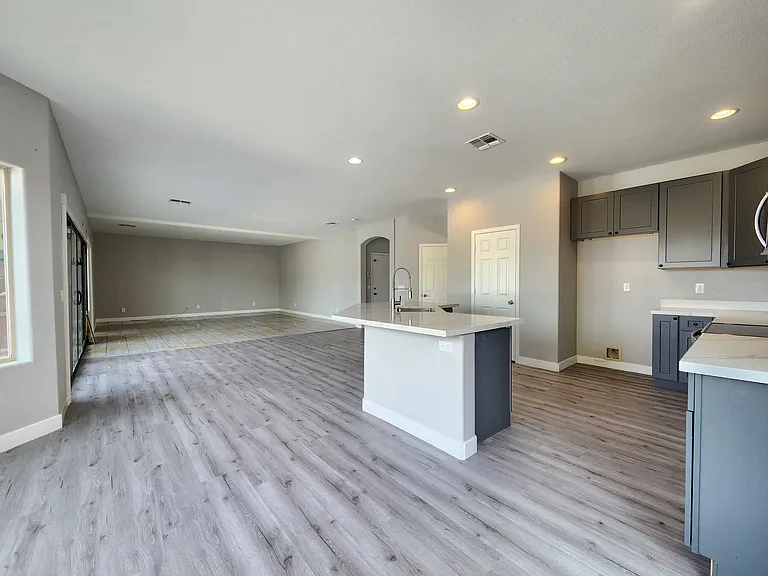 7415 S 15th Dr — Photo 14