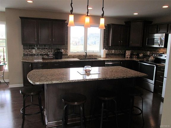 5th image of 15 Jonquille Ct