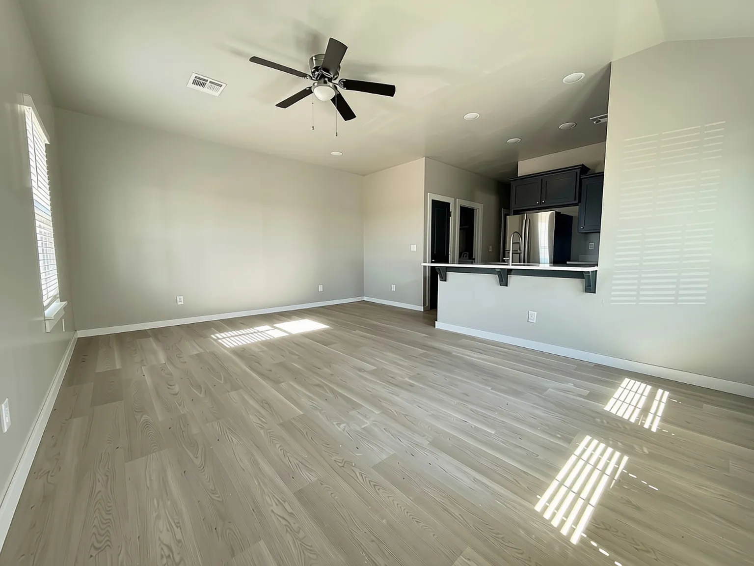 3 bed, 1200 sqft, $1,300 — Photo 3