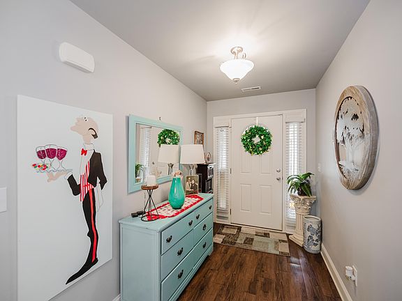 4th image of 300 Vincent St