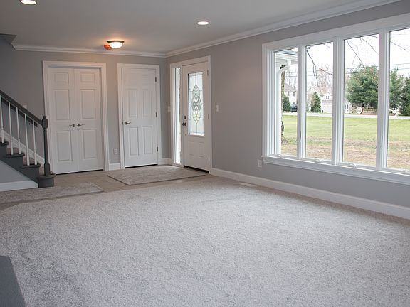 Living Room / Entry