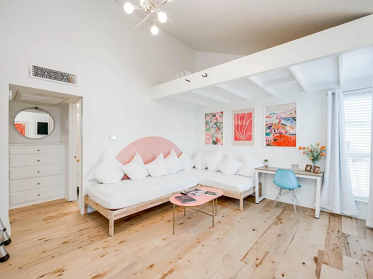 1000 W 26th St #208 — Photo 2