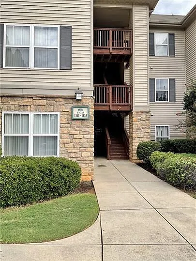 1133 Harts Ridge Dr — Photo 2