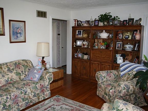 3rd image of 282 Lee Grant Ave