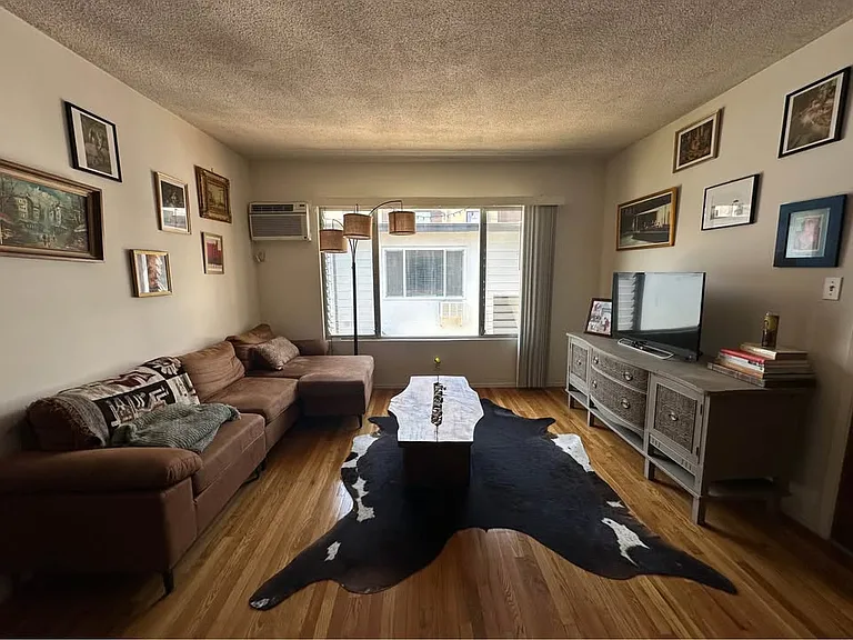 152 S Hayworth Ave #8 — Photo 3