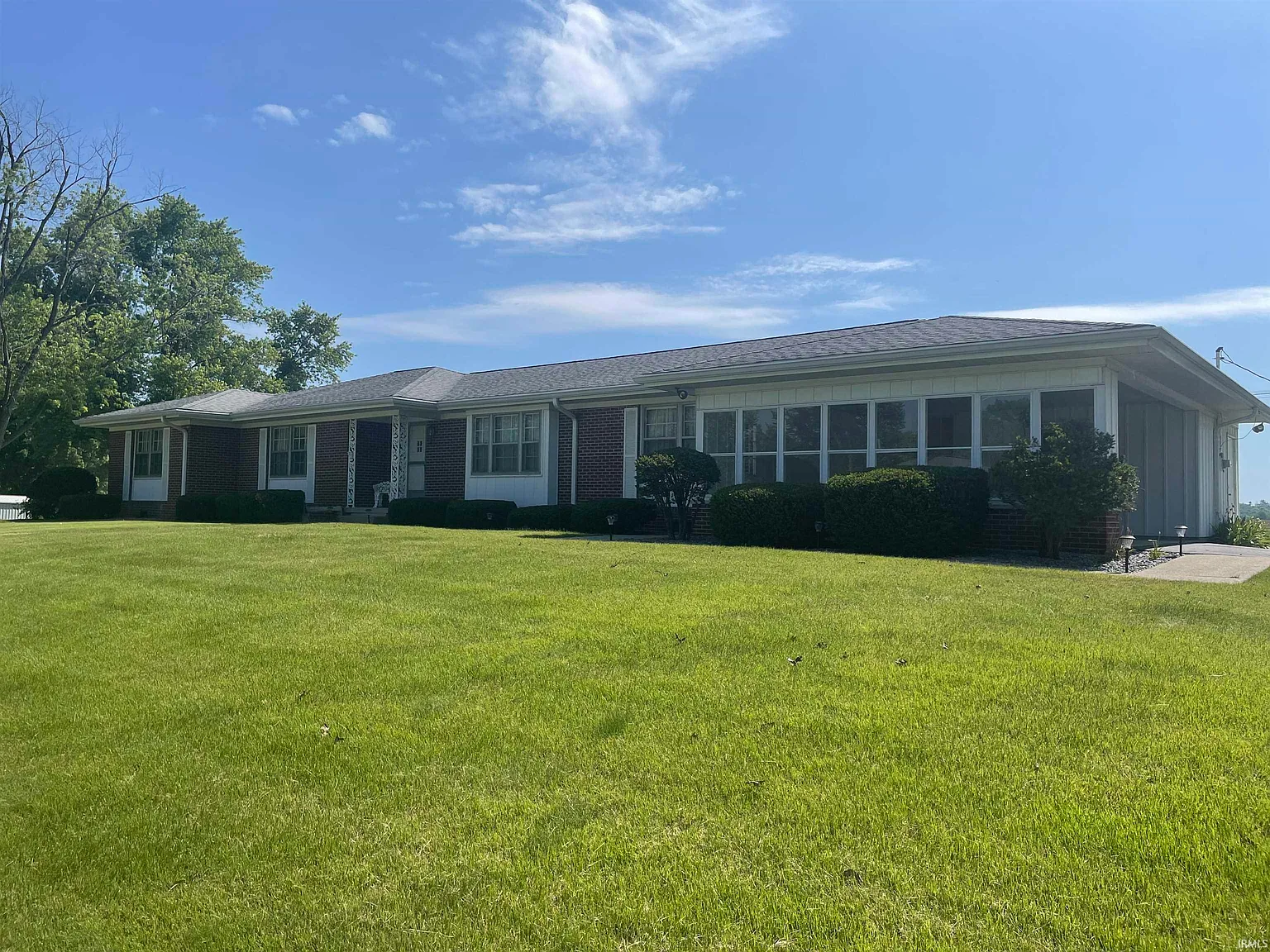101 Crestview Dr photo 1
