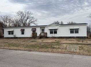 501 W Water St, Fairfield, IL 62837
