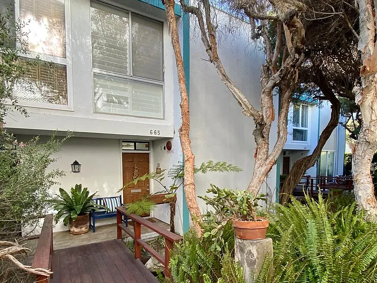 665 The Vlg — Photo 14
