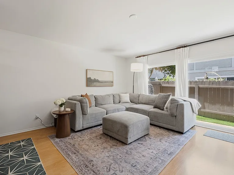2112 Warfield Ave #9 — Photo 6
