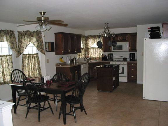 Large Eat-In Kitchen w/bumpout
