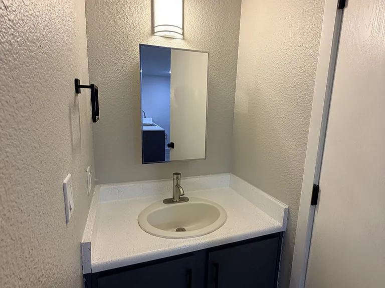 Cedar Apartments — Photo 7