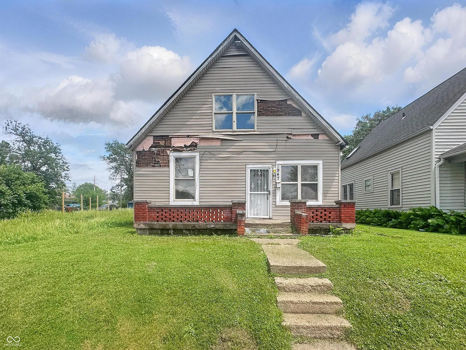 1947 N Parker Ave photo 1