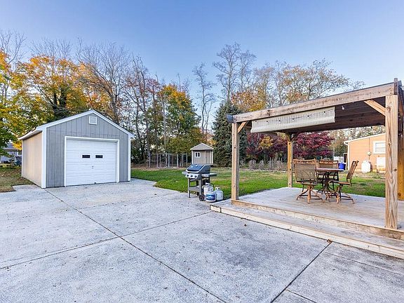 5th image of 732 Phillip Desantis Dr