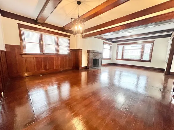 Charming 2 Bed / 2 Bath Apartment on Ocean Blvd Garage Included, 1243 E Ocean Blvd, Long Beach, CA 90802