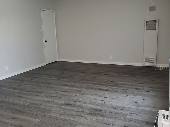 3rd image of 5150-1 Woodman Ave #25