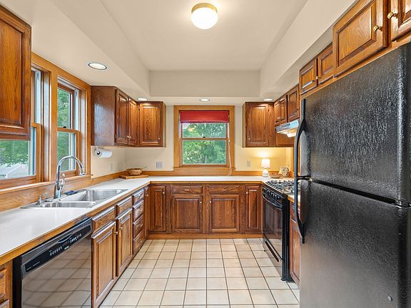 5th image of 165 E Lothrop St