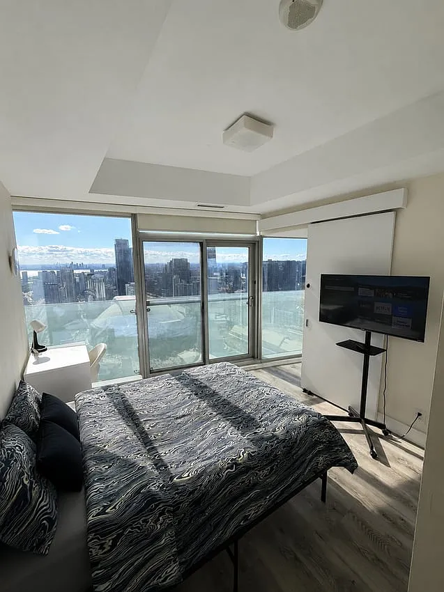 Deluxe Room with Powder Room - York St & Bremner Blvd — Photo 2