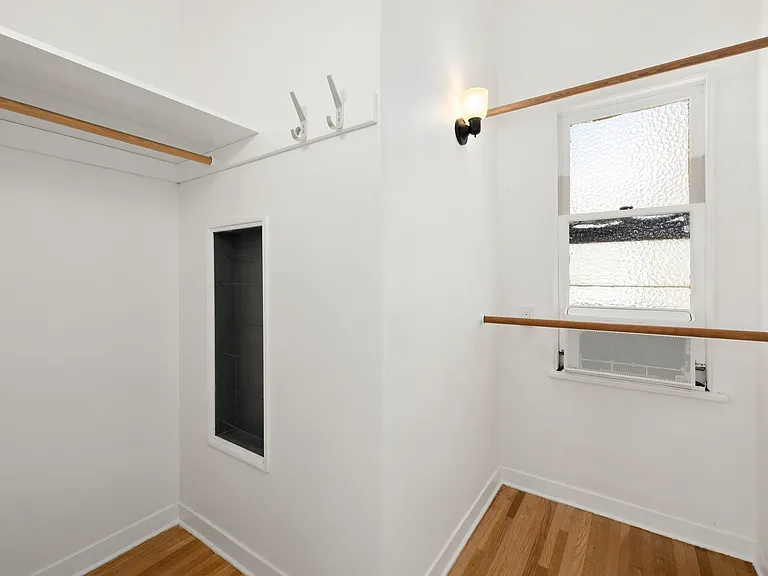 2011 N Beachwood Dr #2013 — Photo 10