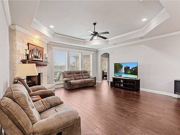 4th image of 15624 Shady Brook Ln