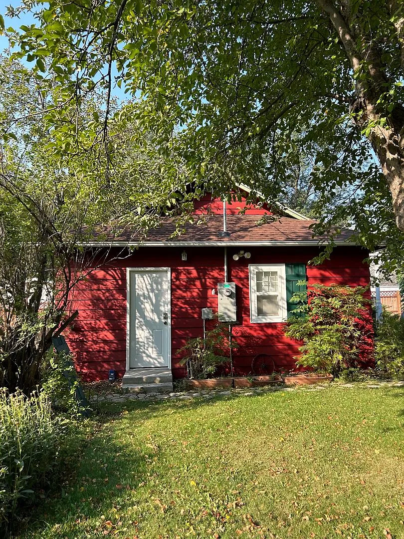 Charming Furnished 1BR Home with Garage & Yard Country Feel in the City — Photo 1