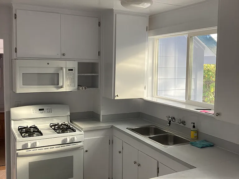 1875 Blakeslee Ave — Photo 14