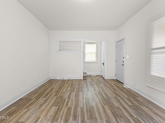 4th image of 816 Geneva Ave
