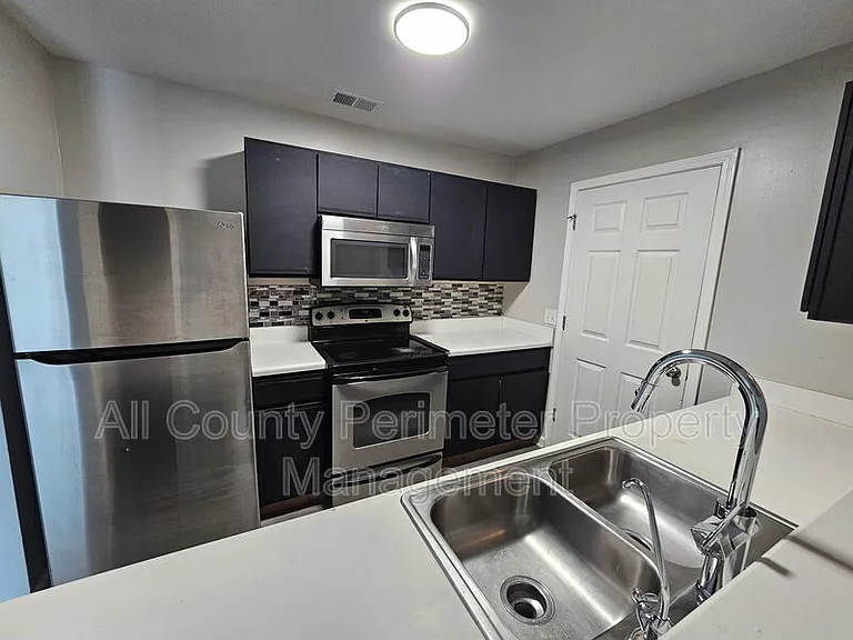 2102 Fairington Ridge Cir — Photo 4