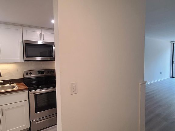 4th image of 601 SW 75th St APT 103