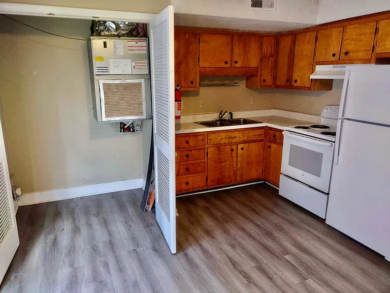 1070 Pembroke Oak Grove Rd #26 — Photo 4
