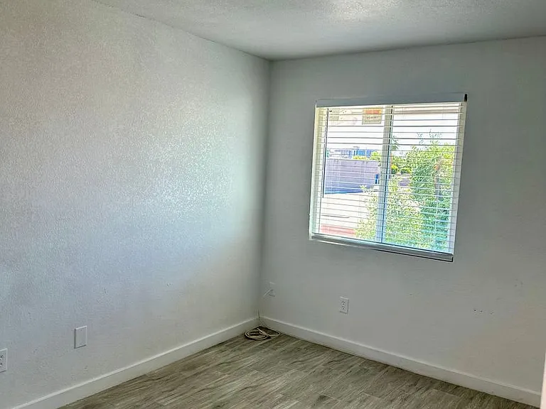 1504 E Indianola Ave — Photo 16