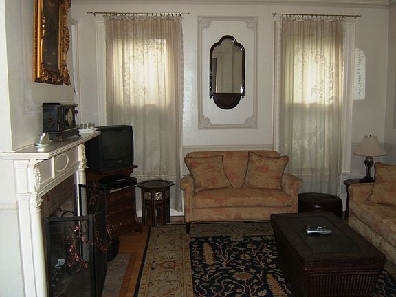 Family Room w/fireplace