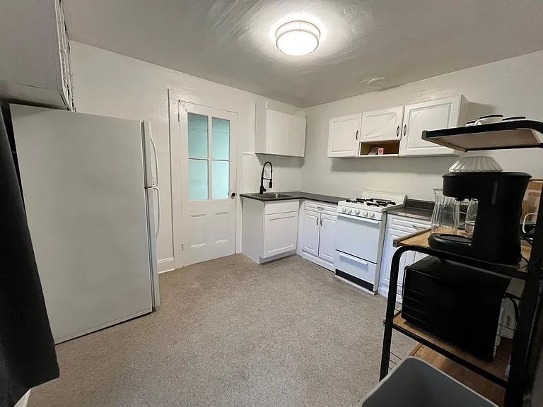 208 Hudson St — Photo 8