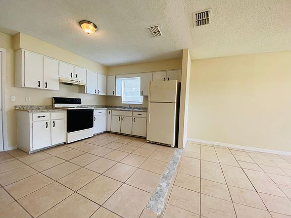 4th image of 1715 Birchwood Cir APT 2