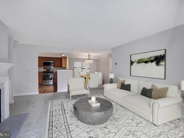 12005 Ridge Knoll Dr APT 8, Fairfax, VA 22033
