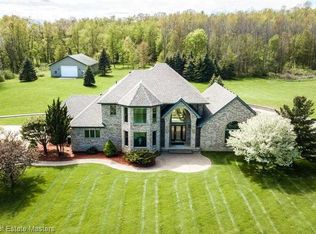 5860 Sandhill Rd, Almont, MI 48003