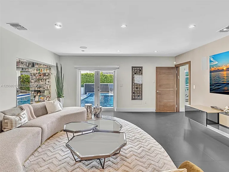 307 Holiday Dr — Photo 31