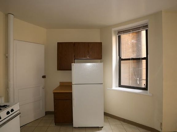 3rd image of 438 W Belden Ave APT 3