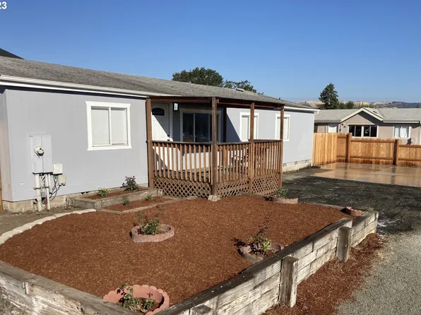 137 Capitola Ct, Roseburg, OR 97471
