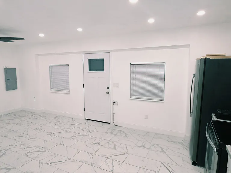 7220 N Harold Ave #GARAGE B — Photo 8