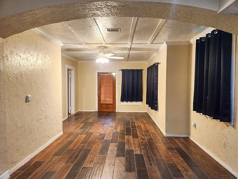 2222 Hogg St — Photo 10