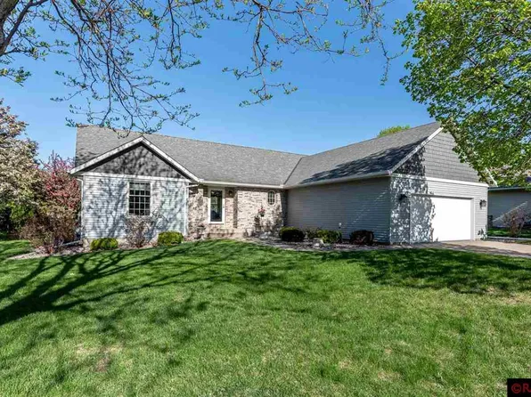 16 Alek Ct, North Mankato, MN 56003