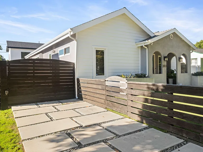 2813 Military Ave — Photo 2