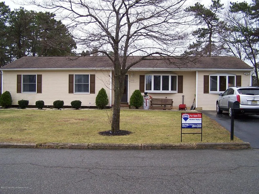 908 Lawrence Ave photo 1