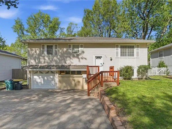 305 S Franklin St, Spring Hill, KS 66083