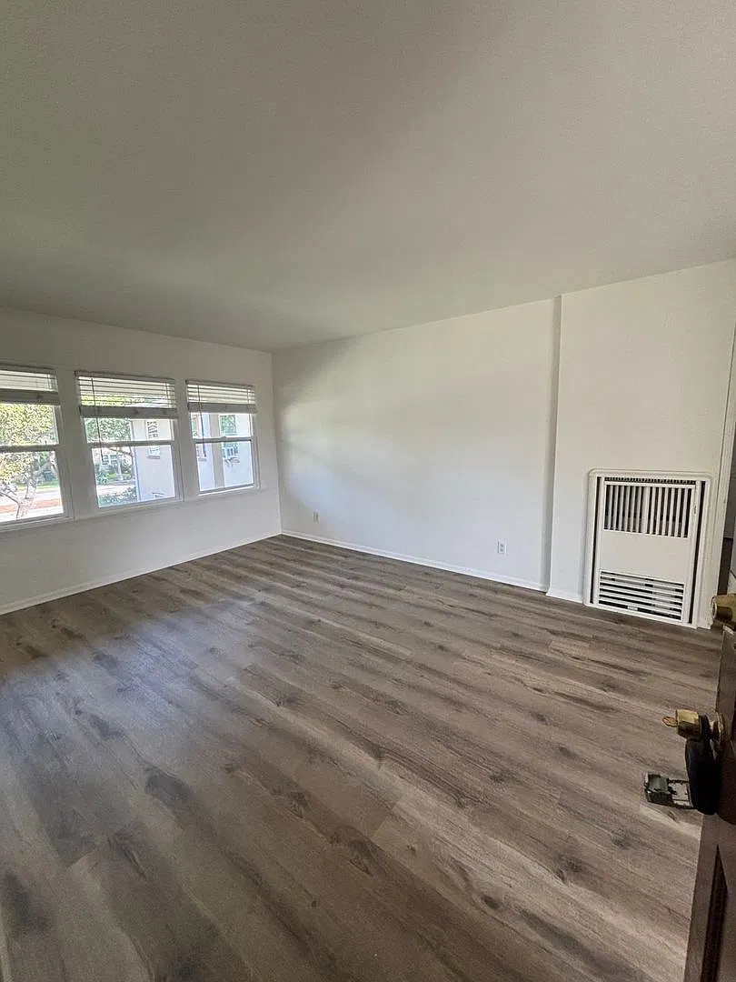 1000-1050 E San Antonio Dr — Photo 2